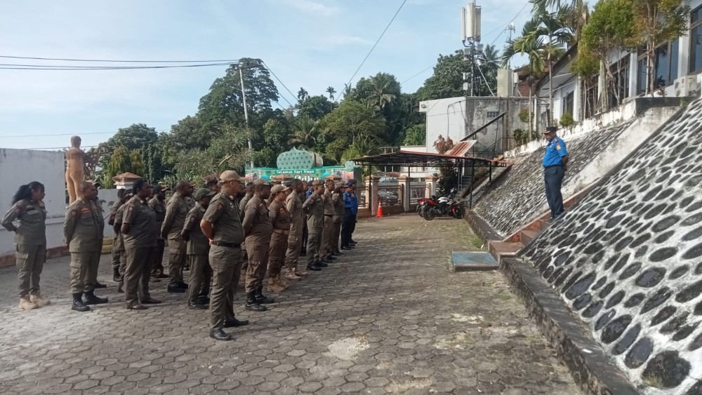 Apel pagi dilingkungan Satuan Polisi Pamong Praja Provinsi Papua 