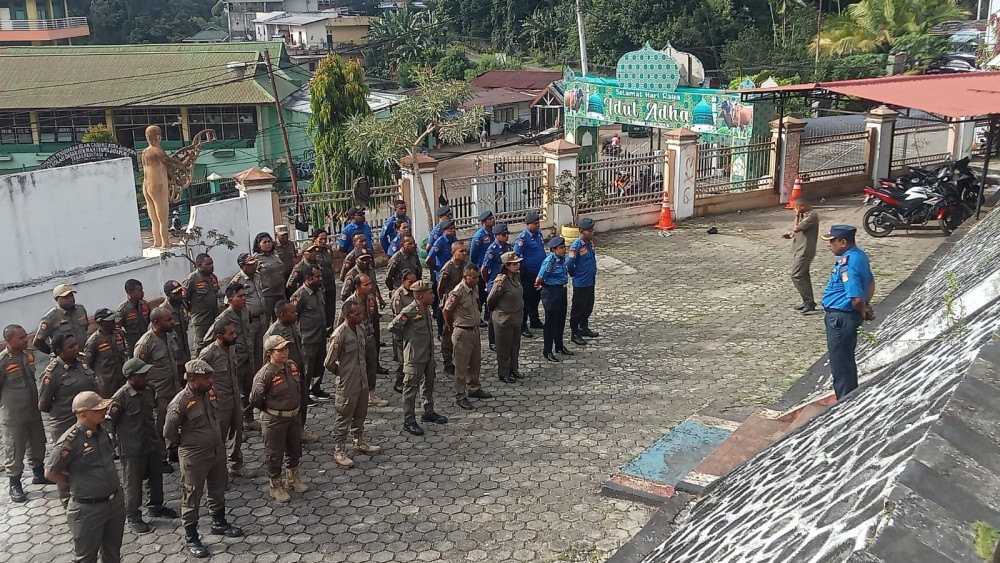 Apel pagi dilingkungan Satuan Polisi Pamong Praja Provinsi Papua 